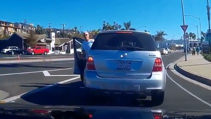 Мужика стукнуло дверью автомобиля )) Мгновенная карма Прикол 2016