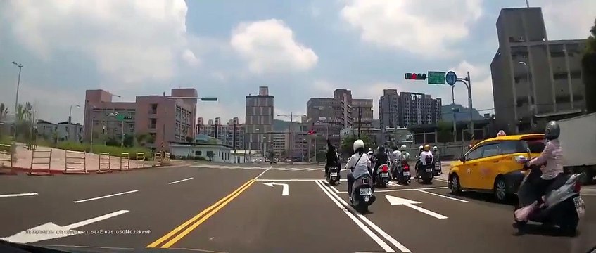 Une ambulance grille un feu rouge et...