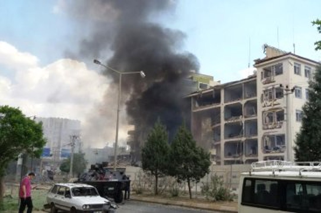 Midyat İlçe Emniyet Müdürlüğü'nde Patlama ve Çatışma