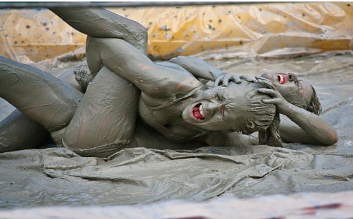 голая женская борьба в грязи фото 3