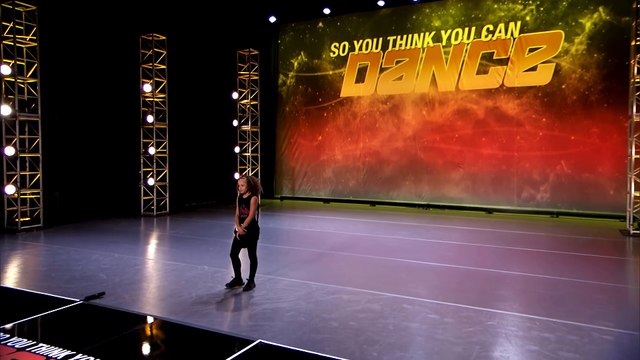 Une jeune candidate de So You Think You Can Dance malade devant Paula Abdul en pleine émission - Regardez