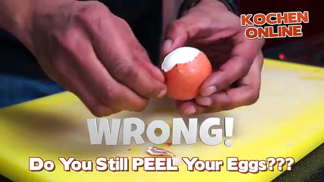 Cách lột vỏ trứng luộc siêu nhanh mà không bị nát trứng
