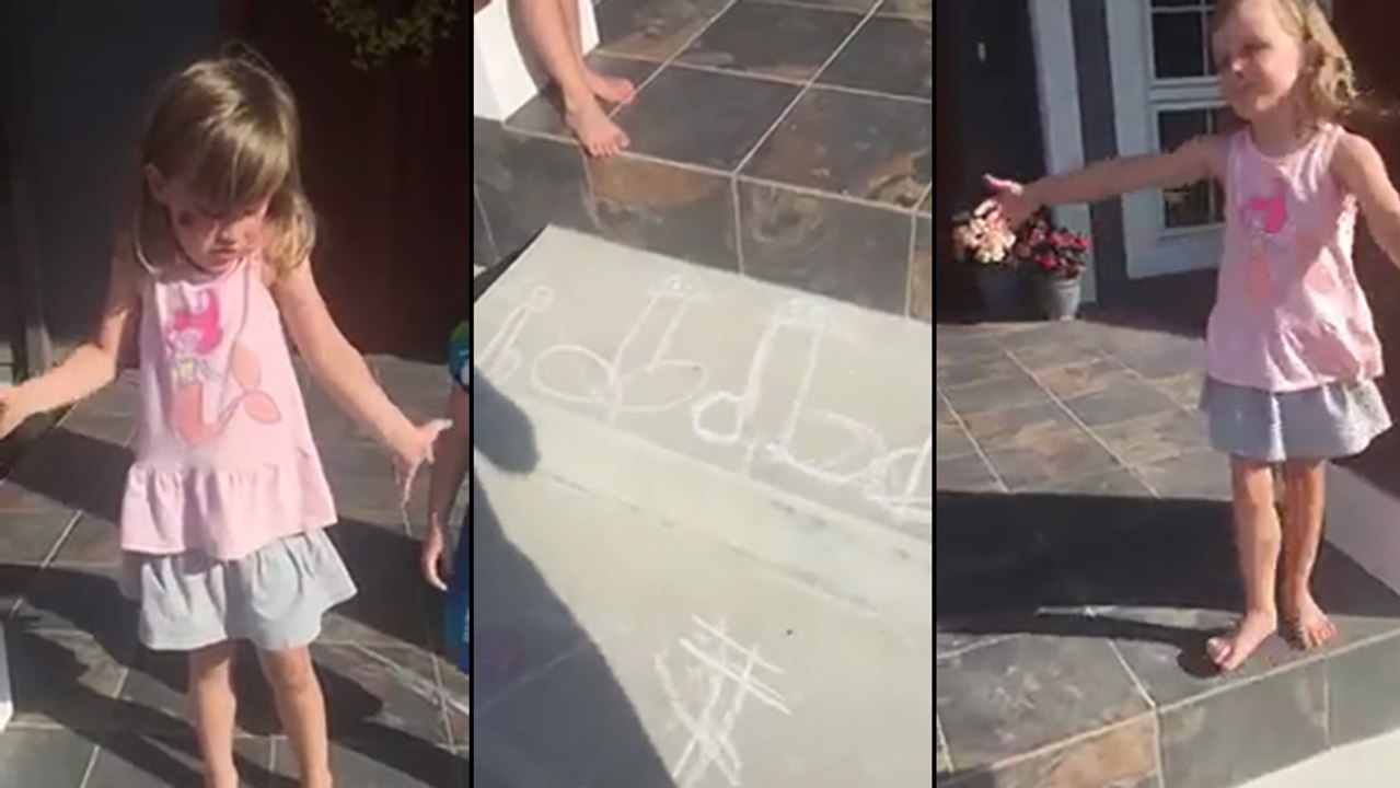 Cette petite fille a voulu dessiner une famille de girafe sur les escaliers..