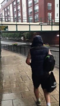 Un automobiliste fonce tout droit sur une route innondée et va le regretter !