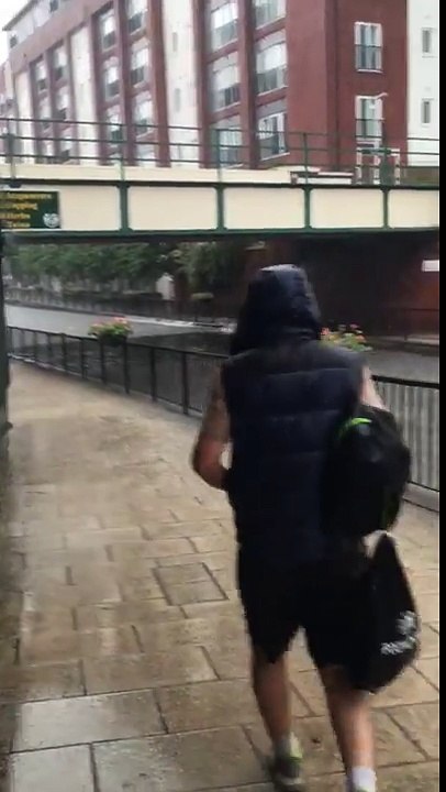 Un automobiliste fonce tout droit sur une route innondée et va le regretter !