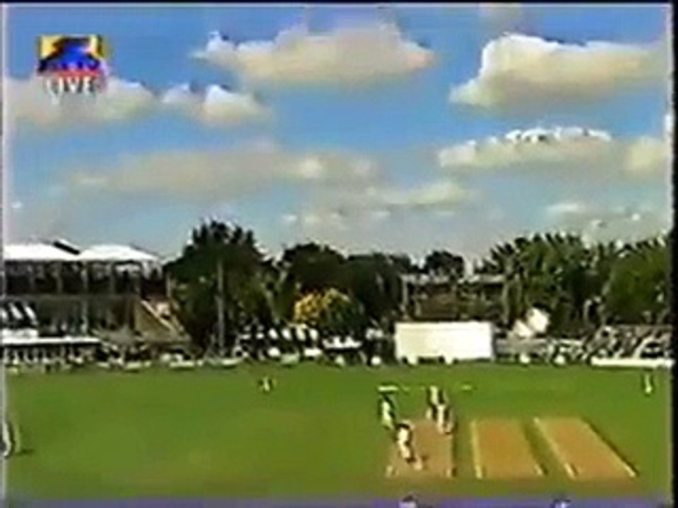 Superb Hit Of Shahid Afridi Breaks Traffic Light Signal