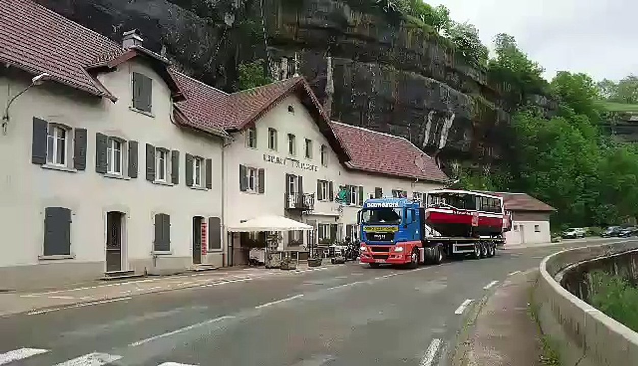 Le bateau sorti du chantier naval de Villers-le-Lac fait route vers le lac de Saint-Point