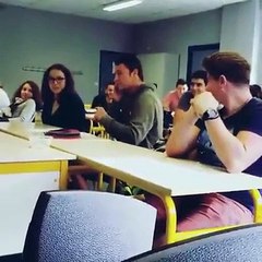 Un jeune rugbyman se prend pour Superman en plein cours