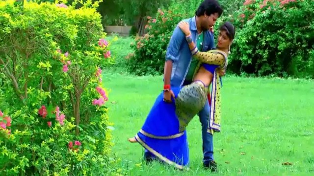 BHOJPURI HOT SONG_ Kissing In Swimming Pool Lap Lap Kare