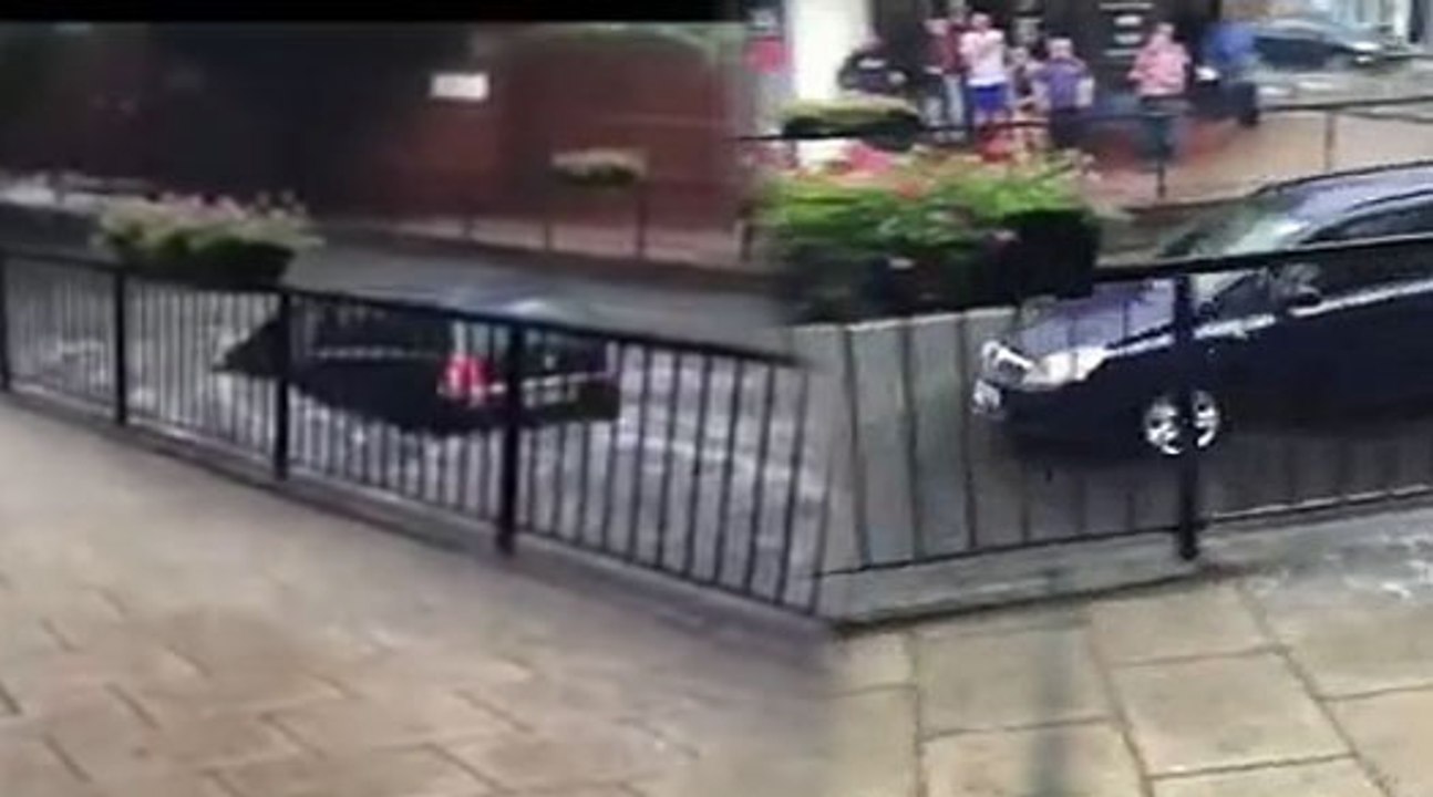 Crazy Driver drives car straight into floods in London