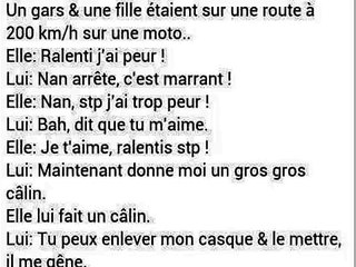 Un gars et une fille en moto