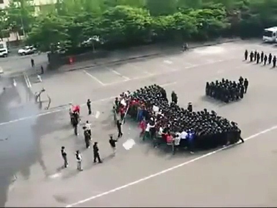 Polizia koreana in tenuta antisommossa, ecco le loro tecniche...