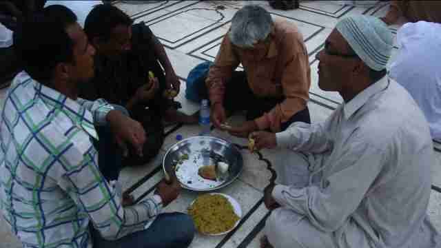 Musulmanes de Pakistán rompen el ayuno diario tras el ocaso del sol