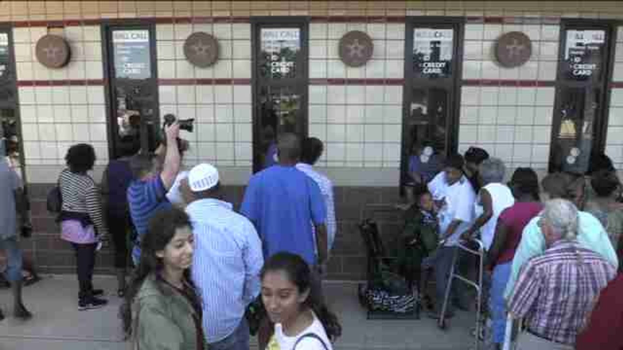 Seguidores de Ali hacen cola para adquirir las entradas de su servicio religioso