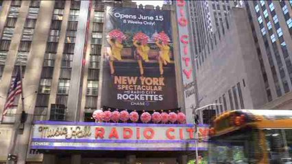 The Rockettes promocionan su espectáculo estival con un número al aire libre