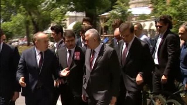 Başbakan Yıldırım, Esnafı Ziyaret Ederek, Geçmiş Olsun Dileklerini İletti