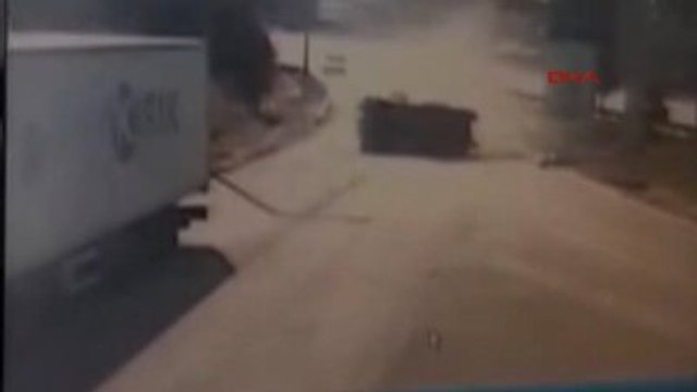 Adana'da Zırhlı Araç Devrildi 3 Polis Yaralı Ek Kaza Anı Güvenlik Kamerasında