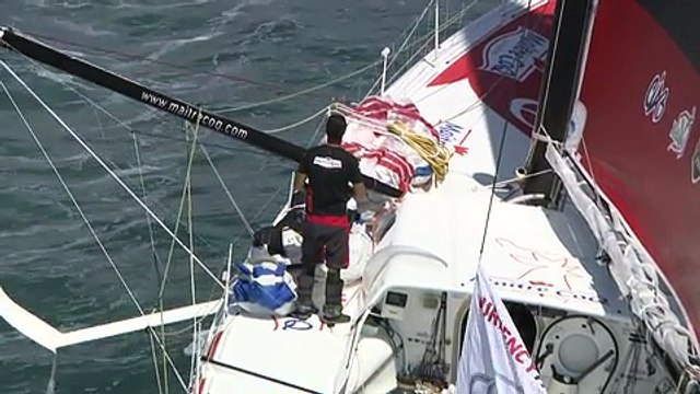 Passage de la ligne d'arrivée pour Maitre CoQ (Transat New York-Vendée)