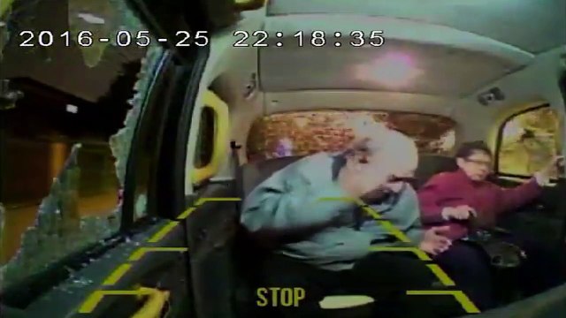 Une grand-mère se prend une brique en plein visage dans un taxi