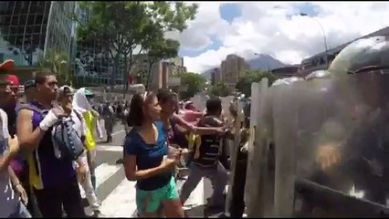 Enfrentamiento entre manifestantes en La California contra la PNB