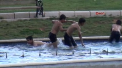 Şanlıurfa?da Çocuklar Süs Havuzunda Serinliyor