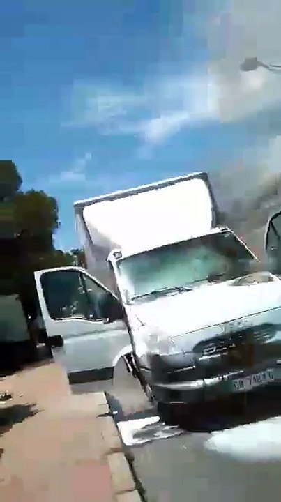 Un camion en feu sur le pont du Pédégal, entre Fréjus et Saint-Raphaël