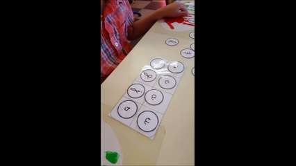 Faire correspondre une lettre en écriture cursive à sa capitale