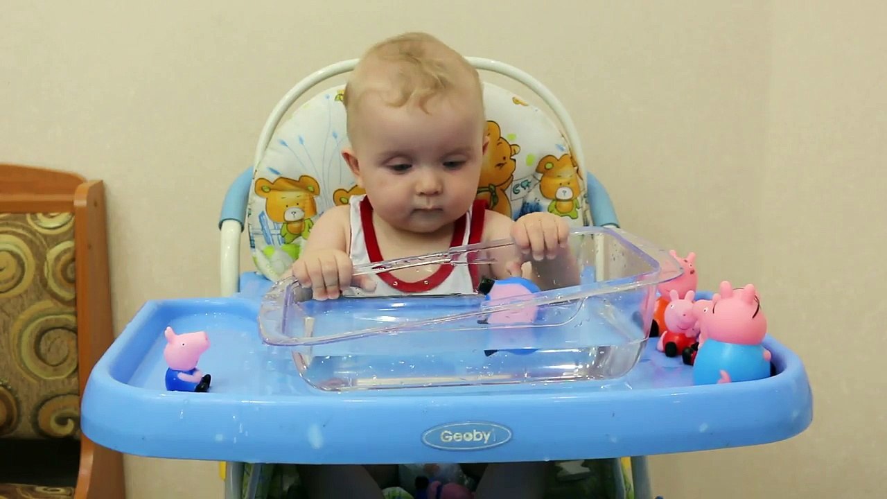 Свинка Пеппа Peppa Pig купание в ванной с игрушками Peppa Pig swimming in the bath with toys