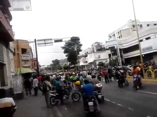 Momento en el que una patrulla de la PNB atropelló a un joven