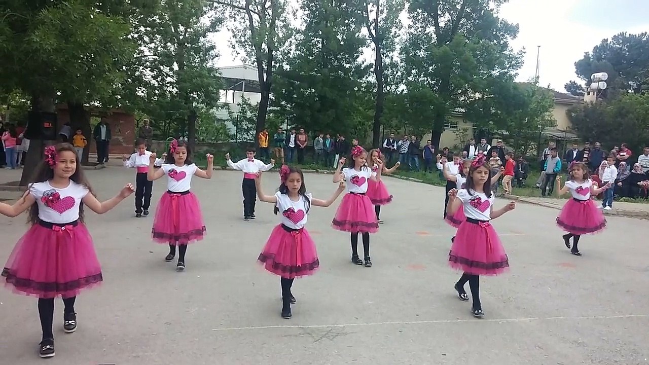 ERDOĞAN İLKOKULU 2/A SINIFI 23 NİSAN ERİK DALI GÖSTERİSİ 2016