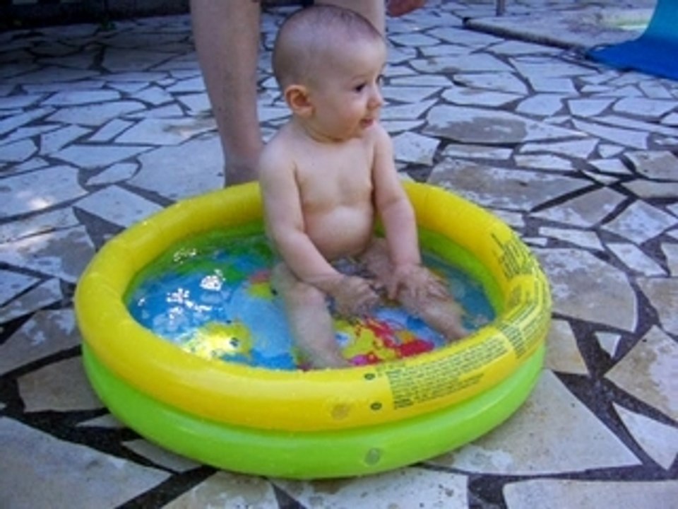 Quentin découvre sa piscine