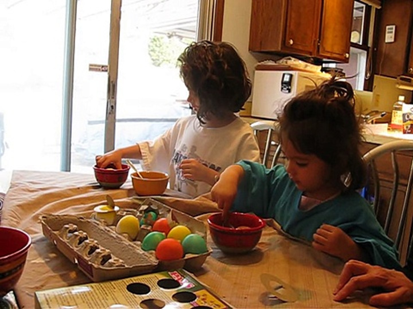⁣Aisha and Miriam Color Eggs