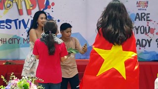 Ái Phương rao bán gỏi cuốn