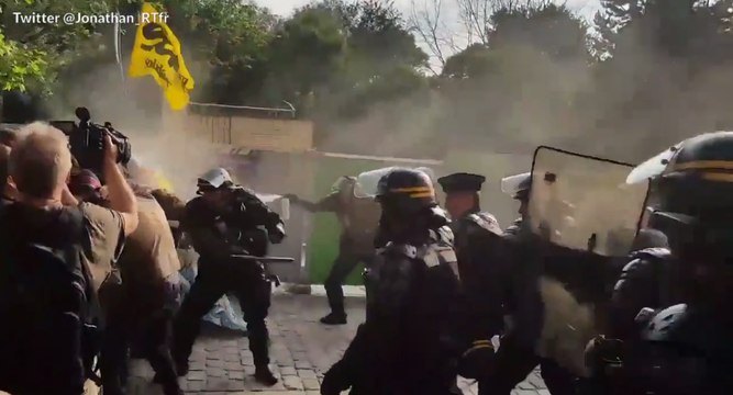 Affrontements entre manifestants et policiers devant le meeting du PS sur la loi Travail