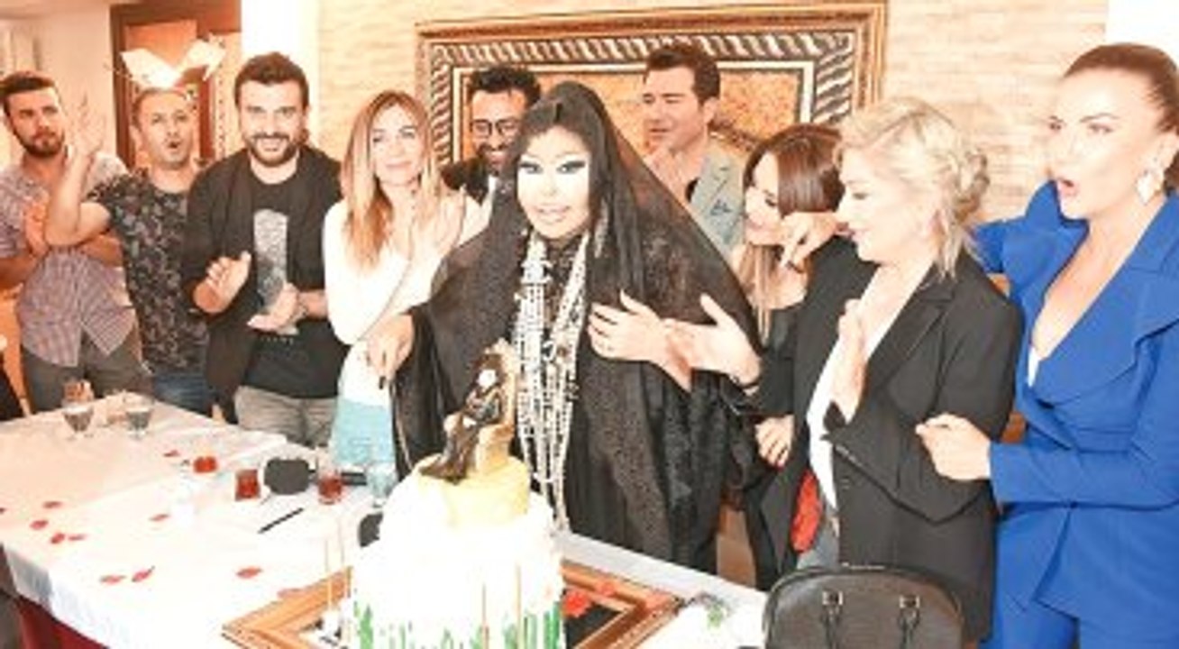 Bülent Ersoy İftarda Doğum Gününü Kutladı