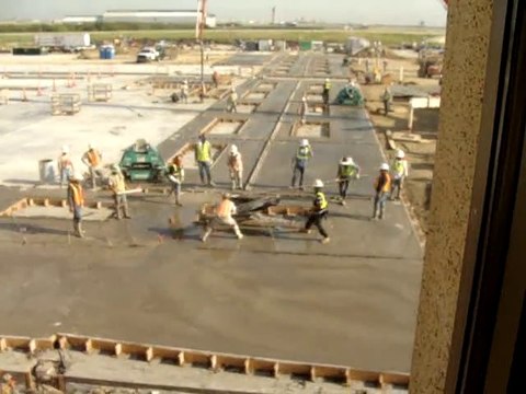 Cette machine à béton devient folle et emporte tout sur le chantier