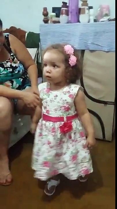 Sofia dançando patati patata