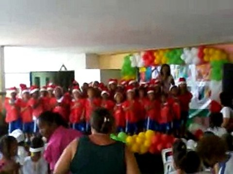 ALUNOS COM IDADE ENTRE 3 E 5 ANOS CANTANDO O HINO NACIONAL BRASILEIRO - PARTE 1/2