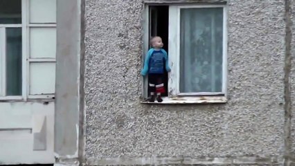 Un enfant de 2 ans joue sur le rebord de sa fenêtre sans surveillance !