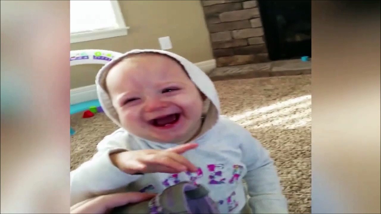 Un bébé plié de rire à cause de chaussures qui puent