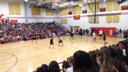 Ce prof se déboite le genoux à cause d'une esquive génial de son élève en basket-ball