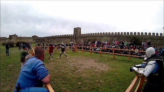 Il manque de se prendre une épée dans la tête lors d'une reconstitution moyen-age