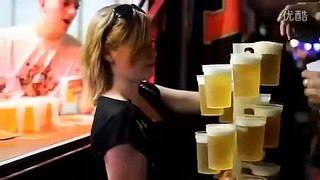 【优酷搞笑】美女服务员技术活 端20杯啤酒