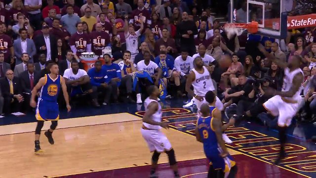 Kyrie Irving pour le alley oop de LeBron James
