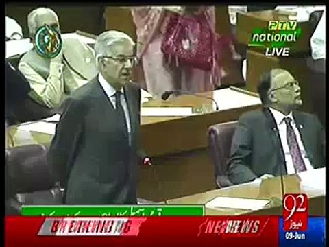 Khawaja Asif appologizes to Shireen Mazari on the floor of Parliament VIDEO