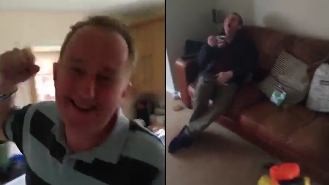 Il s'amuse à tirer sur son père avec un pistolet Nerf !