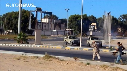 Descargar video: Libyan pro-government brigades advance on ISIL stronghold of Sirte