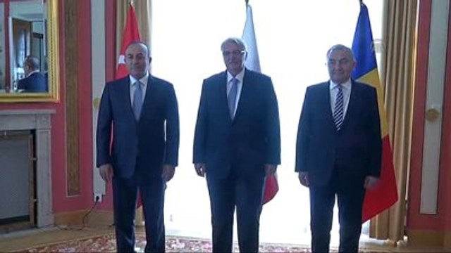 Çavuşoğlu, Üçlü Dışişleri Bakanları Toplantısı'na Katıldı