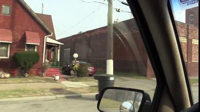 Tour en voiture d'une ville fantome dans le Michigan aux Etats-Unis