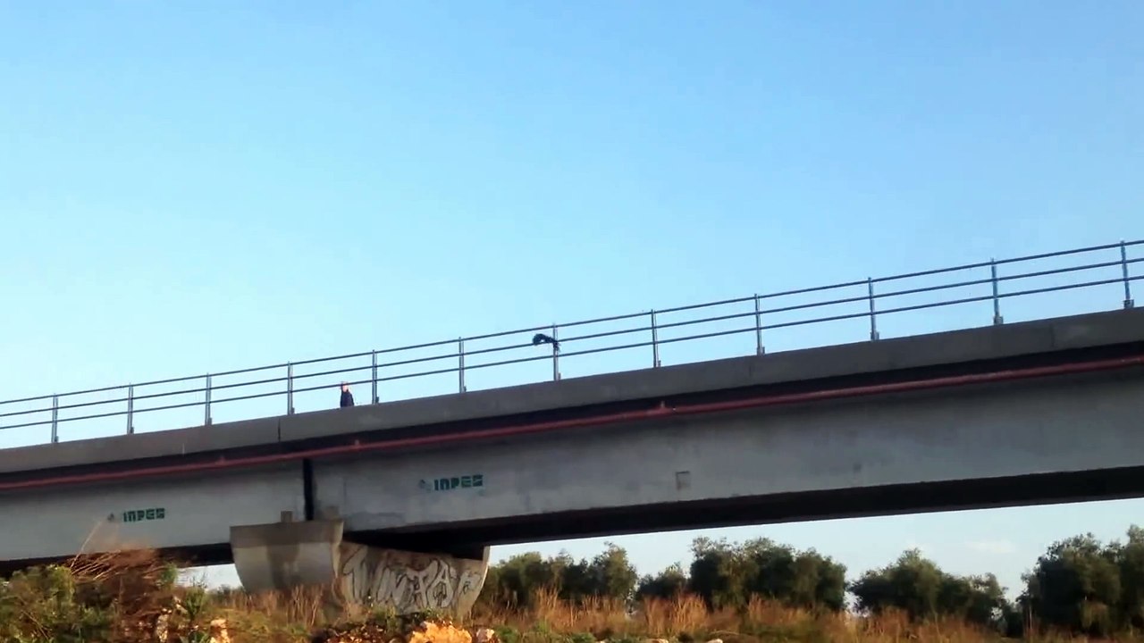 Attaqué par un Corbeau cet Italien court de peur sur un pont HAHAHA